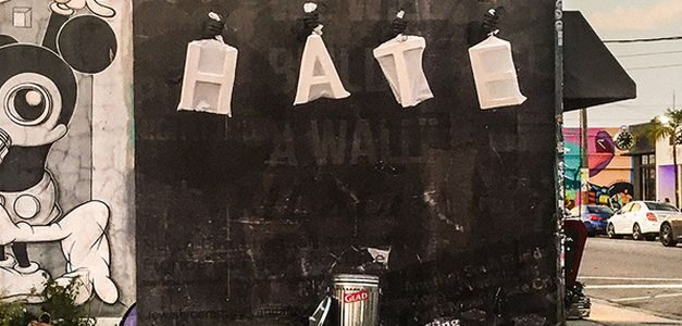 The Glad Wall, una muestra de la publicidad convertida en arte y protesta social en estado puro
