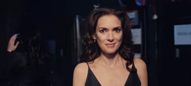 Winona Ryder en el nuevo y polémico spot de L'Oréal Elvive