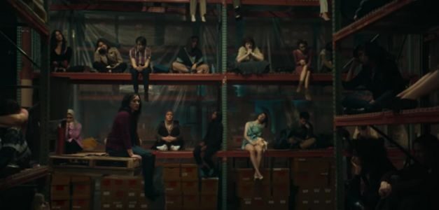 Las víctimas de violación: apiladas y olvidadas en estanterías en esta reveladora campaña