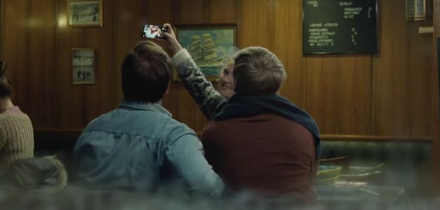 En este spot de Nokia la gente común usa "anti iPhones" extraordinarios