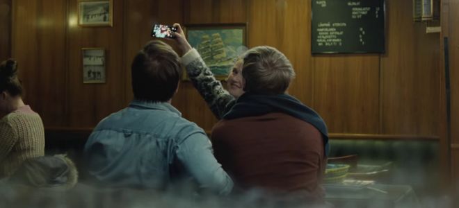 En este spot de Nokia la gente común usa "anti iPhones" extraordinarios