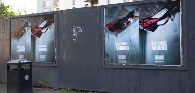 "Turn lives around", la campaña gráfica con capas de superhéroe de End Youth Homelessness