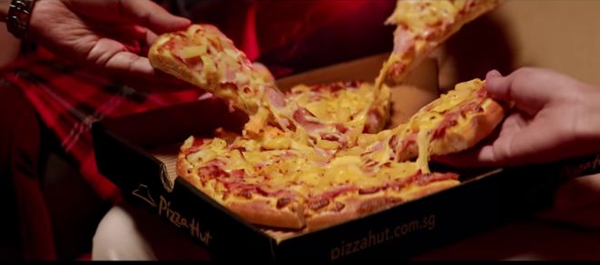 Los "foodies" muestran su lado más neurótico en este spot de Pizza Hut