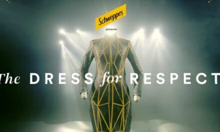 Schweppes crea un vestido que visibiliza a los hombres y sus largas manos