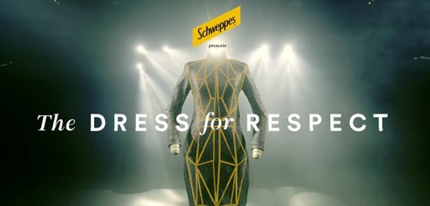 Schweppes crea un vestido que visibiliza a los hombres y sus largas manos