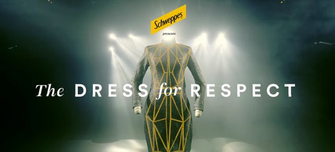 Schweppes crea un vestido que visibiliza a los hombres y sus largas manos