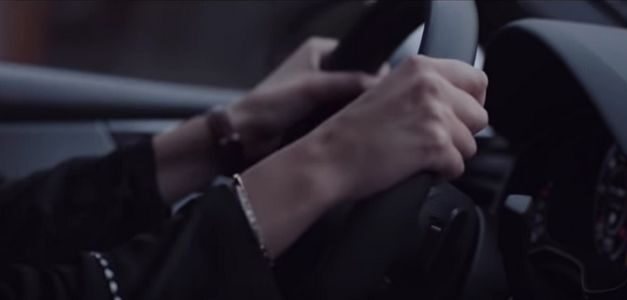 En la nueva campaña de Audi las mujeres abren la puerta para ir al volante
