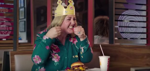 Burger King triplica la salsa barbacoa en su nueva The King BBQ
