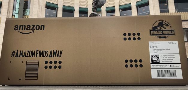 Amazon se campea por Los Ángeles con un paquete de tamaño descomunal y con sello "jurásico"