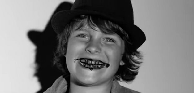 Dientes más blancos mientras más negra la pasta dental, así lo muestra este artístico spot