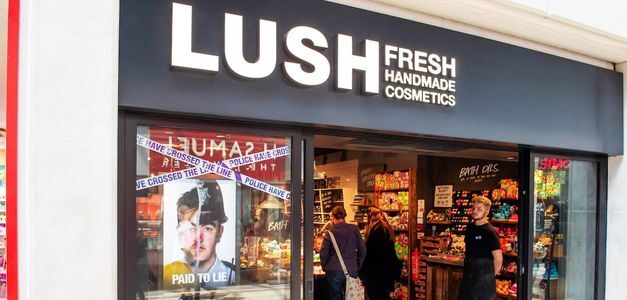 La marca de cosmética Lush lanza una polémica campaña que afecta a la policía