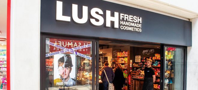 La marca de cosmética Lush lanza una polémica campaña que afecta a la policía