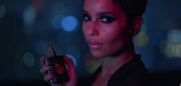 Yves Saint Laurent crea una elegante nueva campaña para la fragancia Black Opium