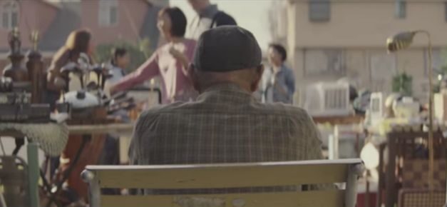 El rostro de la pobreza en la vejez puede verse en algunas trágicas gangas, como muestra este spot