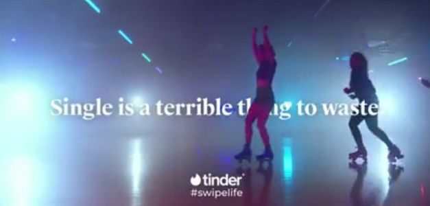 Esta campaña es la oda de Tinder a la soltería