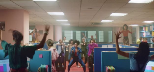 P&G alza su voz por la reivindicación salarial femenina en este musical spot