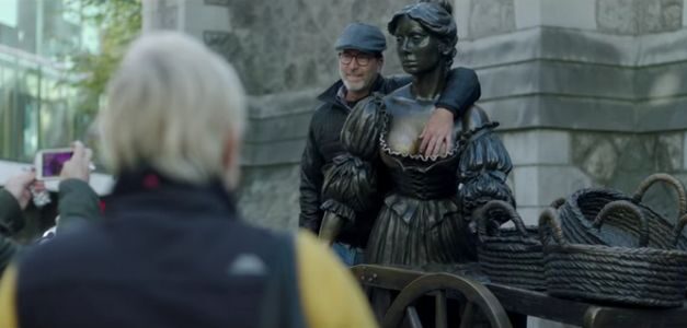 Crear conciencia sobre la exploración mamaria con los pechos de Molly Malone