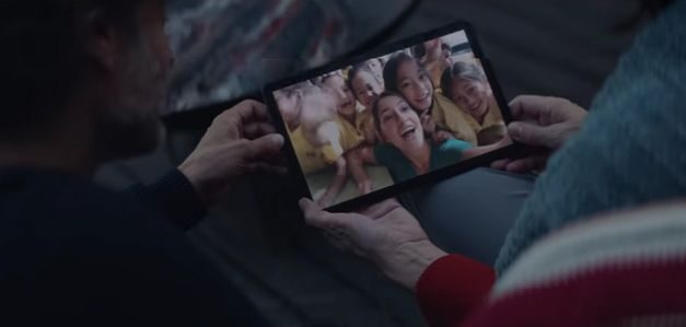 Samsung ofrece puentes digitales entre seres queridos en este spot navideño