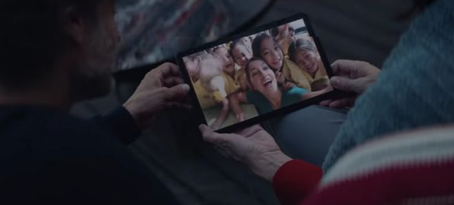 Samsung ofrece puentes digitales entre seres queridos en este spot navideño