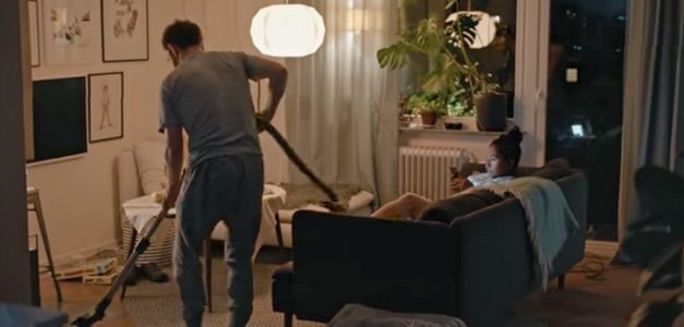 Una pareja se distribuye las tareas del hogar al 50% en la nueva campaña de Tretti