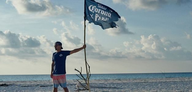 Corona denuncia la contaminación de los mares creando un muro de plástico