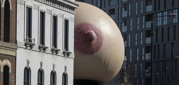 Londres luce senos gigantes en algunos de sus edificios