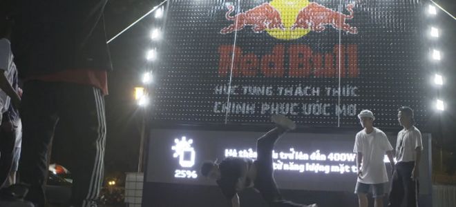 Estas vallas de Red Bull iluminan los suburbios vietnamitas