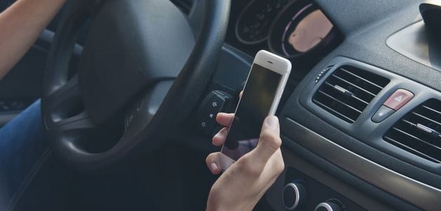 "On the road, a telephone can kill", la campaña que alerta sobre el uso de los móviles en la carretera