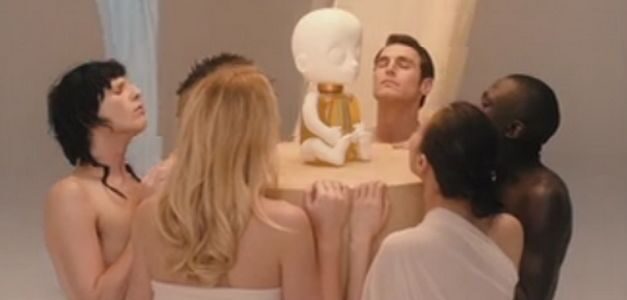 ¿Quieres oler como un bebé recién nacido? Si es de tu agrado, este spot es para ti