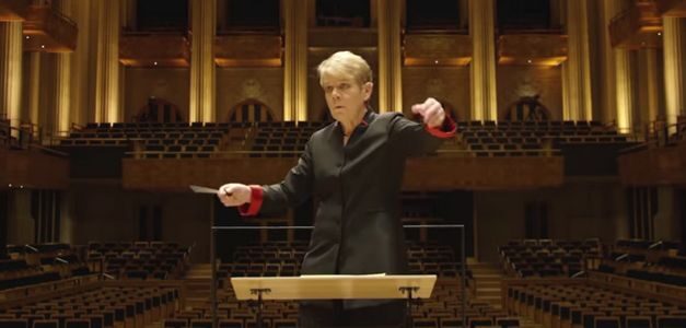 Una batuta que hace arte visual en la campaña de la Orquesta Sinfónica del Estado de São Paulo