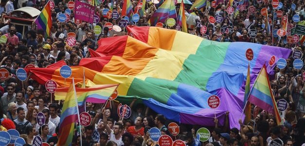 Las marcas también caben en la carroza del Orgullo