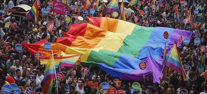 Las marcas también caben en la carroza del Orgullo