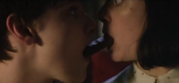 Snickers lanza su helado recreando la inolvidable escena del primer beso