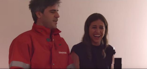 Ernesto Sevilla lleva las risas en “Humor a Domicilio”, la iniciativa de branded content de Telepizza