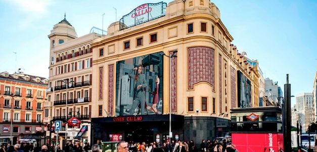 Tommy Hilfiger aprovecha las pantallas de Callao City Lights en una campaña exterior y mobile