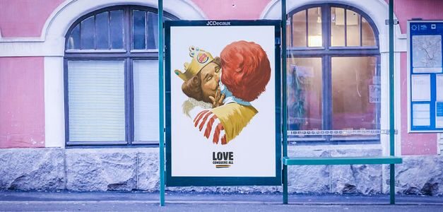 Burger King celebra el amor y le da un beso a McDonald's