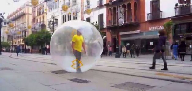 ‘El hombre burbuja’: La acción de street marketing de Medios en Red que deja atónitos a los sevillanos