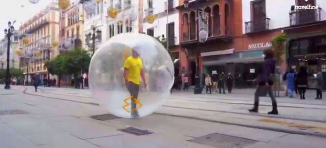 ‘El hombre burbuja’: La acción de street marketing de Medios en Red que deja atónitos a los sevillanos