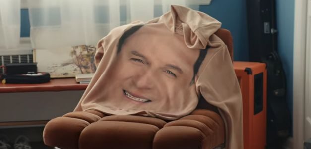Una sudadera con el rostro de Jason Alexander pasa por varias penurias en el spot de Tide para la Super Bowl