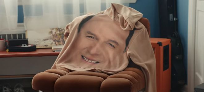 Una sudadera con el rostro de Jason Alexander pasa por varias penurias en el spot de Tide para la Super Bowl