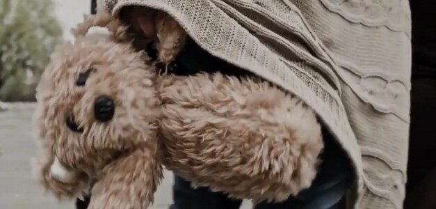 Save the Children visibiliza en este spot las últimas posesiones de los niños refugiados