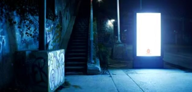 HandsAway lucha contra el acoso sexual utilizando la publicidad exterior para iluminar las calles