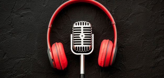 Los sectores que más invierten en el universo de los podcasts