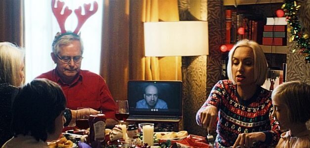En este spot navideño el protagonista vive atrapado en una videollamada