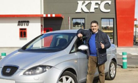 Publicidad realista: Un coche arde frente al KFC de Toledo y la compañía le regala uno nuevo al propietario