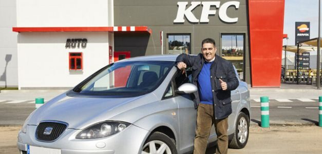 Publicidad realista: Un coche arde frente al KFC de Toledo y la compañía le regala uno nuevo al propietario