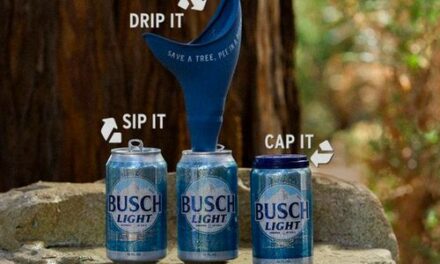 La marca de cerveza Busch Light quiere que la gente alivie la vejiga en sus latas y no en los árboles