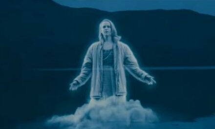 Un fantasma holográfico emerge de las profundidades de un lago en esta inquietante campaña de Sky