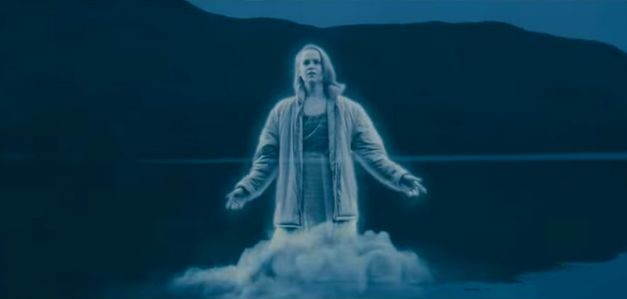 Un fantasma holográfico emerge de las profundidades de un lago en esta inquietante campaña de Sky