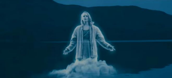 Un fantasma holográfico emerge de las profundidades de un lago en esta inquietante campaña de Sky